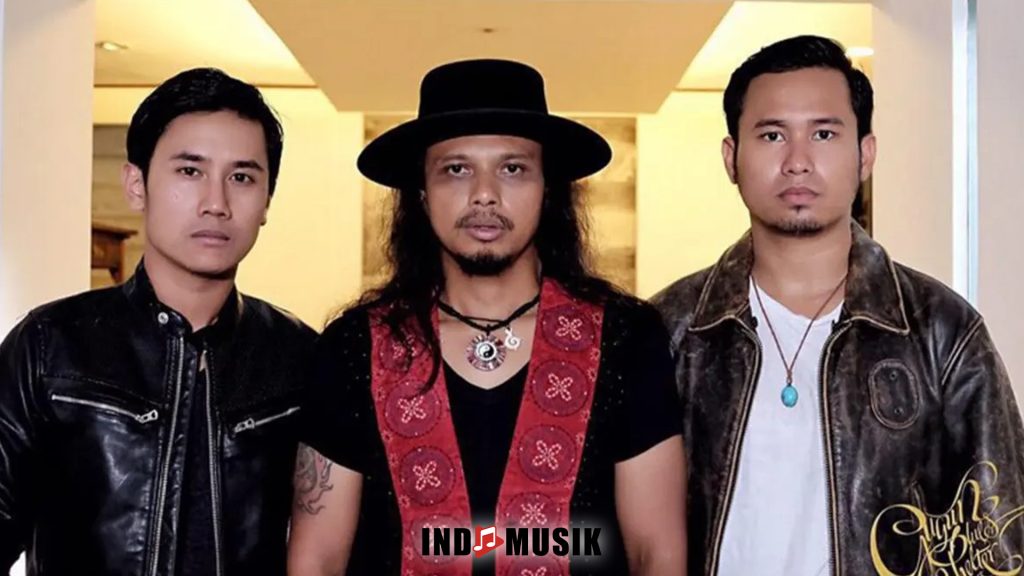 vacances-en-camargue.com - Gugun Blues Shelter: Band Blues yang Mendunia. Gugun Blues Shelter (GBS) adalah salah satu band yang paling berpengaruh di Indonesia dalam genre musik blues. Terbentuk pada tahun 2004, band ini membawa angin segar dalam industri musik tanah air dengan menyuguhkan blues, rock, dan funk yang kental. Di tengah dominasi musik pop dan rock, Gugun Blues Shelter berhasil mencuri perhatian para penikmat musik dengan permainan instrumen yang memukau dan energi panggung yang luar biasa. Awal Terbentuknya Gugun Blues Shelter Gugun Blues Shelter terbentuk di Jakarta pada tahun 2004 dengan tiga personel inti, yaitu Gugun (gitar dan vokal), Jono Armstrong (bass), dan Bowie (drum). Band ini sebelumnya dikenal dengan nama Blue Hand Gang, namun kemudian berganti nama menjadi Gugun Blues Shelter setelah mengalami beberapa perubahan formasi. Nama Gugun sendiri diambil dari nama sang gitaris dan vokalis, Gugun, yang menjadi penggerak utama dalam band ini. Dengan kemampuan memainkan gitar yang luar biasa, Gugun memadukan blues klasik dengan gaya modern, menciptakan sound yang unik dan memikat. Gaya Musik dan Pengaruh Gugun Blues Shelter dikenal dengan perpaduan musik blues, rock, dan funk yang berenergi tinggi. Band ini banyak terinspirasi dari musisi blues legendaris seperti Jimi Hendrix, Stevie Ray Vaughan, hingga B.B. King. Namun, mereka juga memasukkan elemen-elemen modern ke dalam musiknya, menjadikannya lebih segar dan mudah diterima oleh pendengar muda. Lagu-lagu mereka sering kali diisi dengan riff gitar yang kuat, beat drum yang dinamis, dan permainan bass yang penuh groove. Gaya permainan gitar Gugun yang ekspresif dan improvisasi yang ciamik menjadi ciri khas yang melekat dalam setiap pertunjukan mereka. Diskografi Gugun Blues Shelter Sejak terbentuk, Gugun Blues Shelter telah merilis sejumlah album yang di terima dengan baik oleh para penggemar musik blues, baik di dalam maupun luar negeri. Beberapa album mereka yang populer antara lain: "Get The Bug" (2004) Album debut ini memperkenalkan Gugun Blues Shelter ke khalayak luas. Dengan riff gitar yang kuat dan permainan instrumen yang rapi, mereka berhasil menciptakan gebrakan di dunia musik blues Indonesia. "Turn It On" (2007) Album ini memperlihatkan perkembangan sound mereka dengan sentuhan funk yang lebih kental, memperkuat identitas musik GBS di kancah internasional. "Far East Blues Experience" (2010) Album yang memperkuat posisi mereka di kancah blues internasional, terutama setelah mereka tampil di beberapa festival blues besar di luar negeri. "Solid Ground" (2011) Merupakan salah satu album yang membawa mereka ke panggung dunia, termasuk tampil di London Blues Festival. Lagu-lagu dalam album ini menawarkan kombinasi sempurna antara blues, funk, dan rock yang penuh semangat. "Soul Shaker" (2013) Album ini memperlihatkan eksplorasi mereka dalam memadukan blues klasik dengan elemen modern, menjadikan mereka semakin di kenal sebagai band yang mampu berevolusi tanpa kehilangan akar musik mereka. Prestasi Internasional Salah satu pencapaian terbesar mereka adalah keberhasilan mereka menembus pasar internasional. Mereka telah tampil di berbagai festival blues internasional, termasuk di Amerika Serikat dan Eropa. GBS mendapat pengakuan di kancah internasional ketika mereka tampil di Hard Rock Calling Festival di London, Inggris, pada tahun 2011. Pada festival tersebut, mereka satu panggung dengan nama-nama besar seperti Bon Jovi dan Rod Stewart. Tidak hanya itu, mereka juga memenangkan beberapa penghargaan bergengsi di luar negeri. Mereka berhasil membuktikan bahwa musik blues tidak hanya dapat berkembang di negara asalnya, Amerika Serikat, tetapi juga bisa mendapatkan tempat di hati penggemar musik di seluruh dunia, termasuk Indonesia. Eksistensi di Dunia Musik Indonesia Di Indonesia, mereka di kenal sebagai band yang gigih memperkenalkan musik blues kepada generasi muda. Mereka sering tampil di berbagai acara musik, baik dalam skala kecil maupun besar, termasuk festival-festival musik blues dan jazz yang prestisius. Eksistensi mereka selama lebih dari satu dekade menunjukkan bahwa GBS mampu bertahan dan terus relevan di tengah gempuran berbagai genre musik yang populer di Indonesia. Mereka juga kerap berkolaborasi dengan musisi-musisi lokal dan internasional, memperkaya karya musik mereka dengan sentuhan dari berbagai genre. Salah satu ciri khas GBS adalah kemampuan mereka untuk tetap setia pada akar musik blues, sambil terus mengeksplorasi suara dan gaya yang baru. Gugun Blues Shelter dan Masa Depan Musik Blues Dengan perjalanan panjang dan pencapaian yang luar biasa, mereka tetap menjadi salah satu band blues paling berpengaruh di Indonesia. Selain itu, mereka telah membuka pintu bagi banyak musisi muda yang ingin mengeksplorasi musik blues dan menginspirasi generasi baru dengan karya-karya mereka. Kekuatan mereka terletak pada teknik dan semangat menjaga blues hidup di Indonesia. Meski penuh tantangan, kehadiran mereka memastikan genre ini terus berkembang. Kesimpulan Gugun Blues Shelter adalah band yang berhasil membawa mereka ke level yang juga lebih tinggi di Indonesia. Karena itu, dengan dedikasi, karya luar biasa, dan prestasi internasional, Gugun Blues Shelter membuktikan bahwa blues bisa berkembang lintas batas. Selain itu, mereka menciptakan musik yang memperkaya industri Indonesia dengan sound segar.