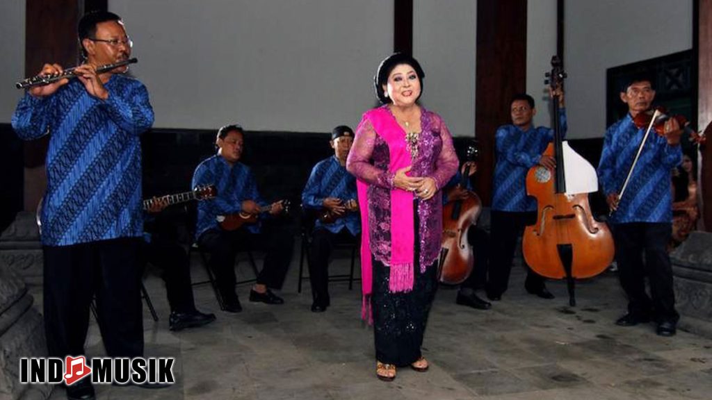Waldjinah: Suara Khas yang Menghidupkan Keroncong