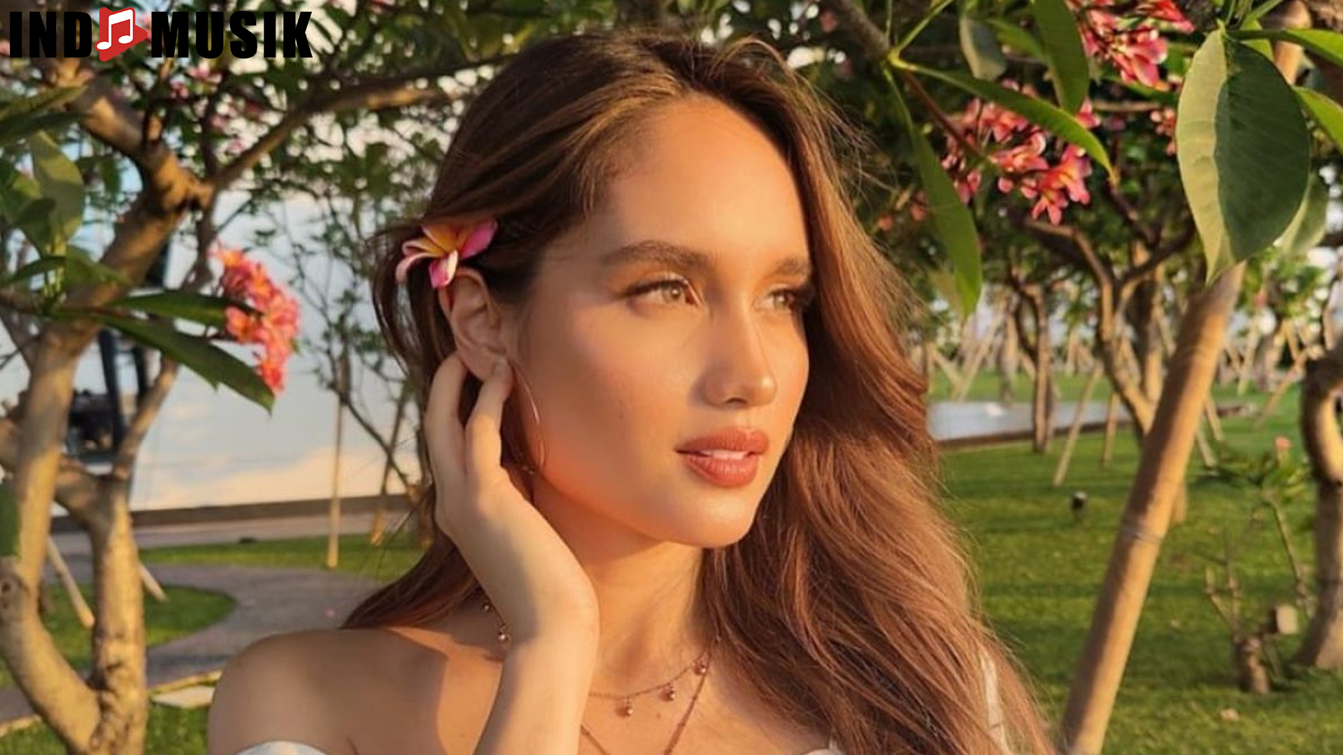 Cinta Laura: Suara dan Pesona yang Menghipnotis Penggemar
