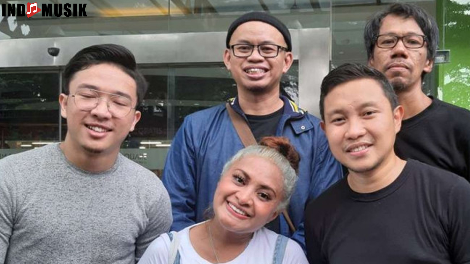 Vokal Bunglon Band: Dari Nada Lembut Hingga Menggelegar