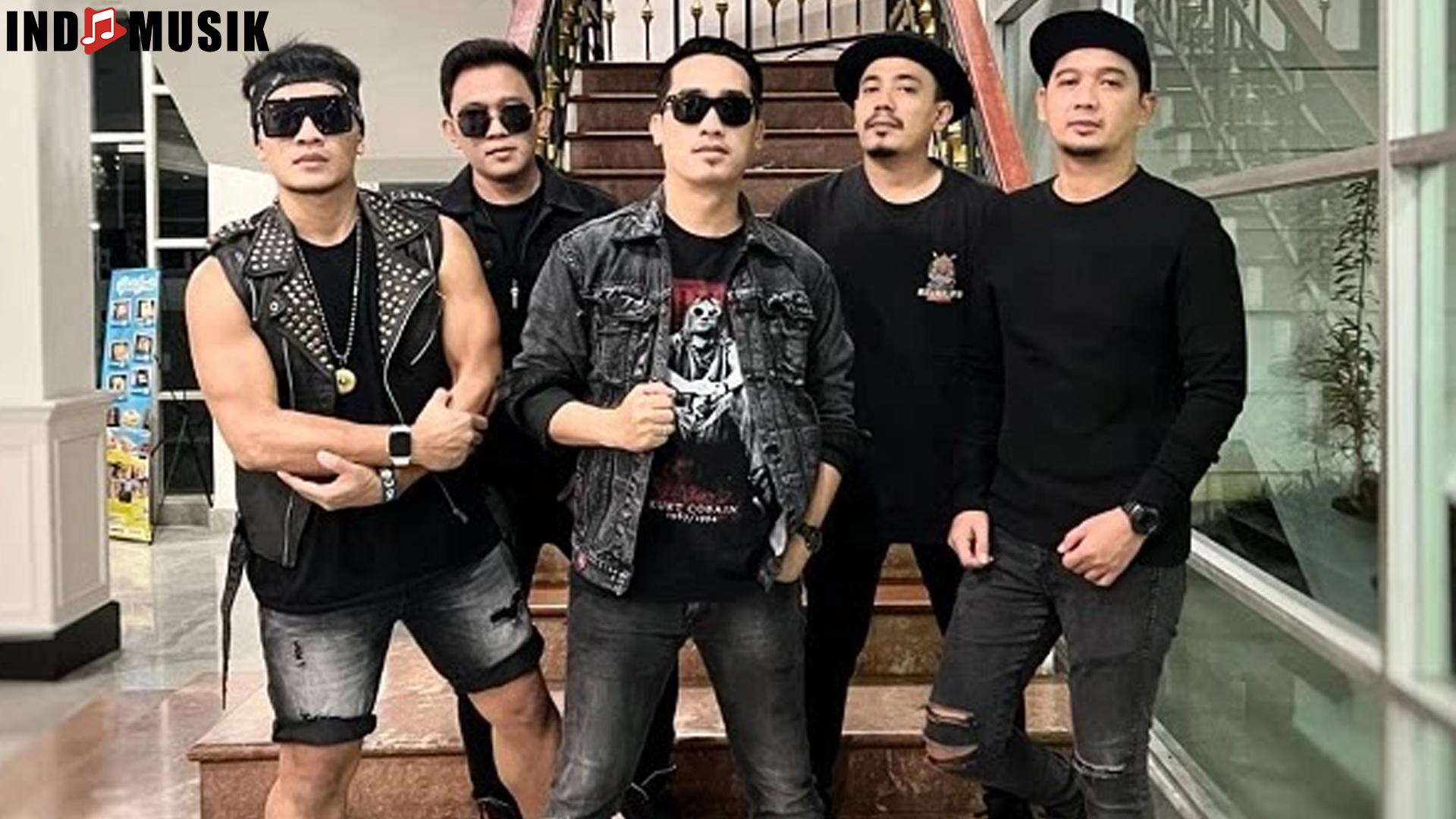 Hijau Daun dan Cerita di Balik Suara Emas Sang Penyanyi