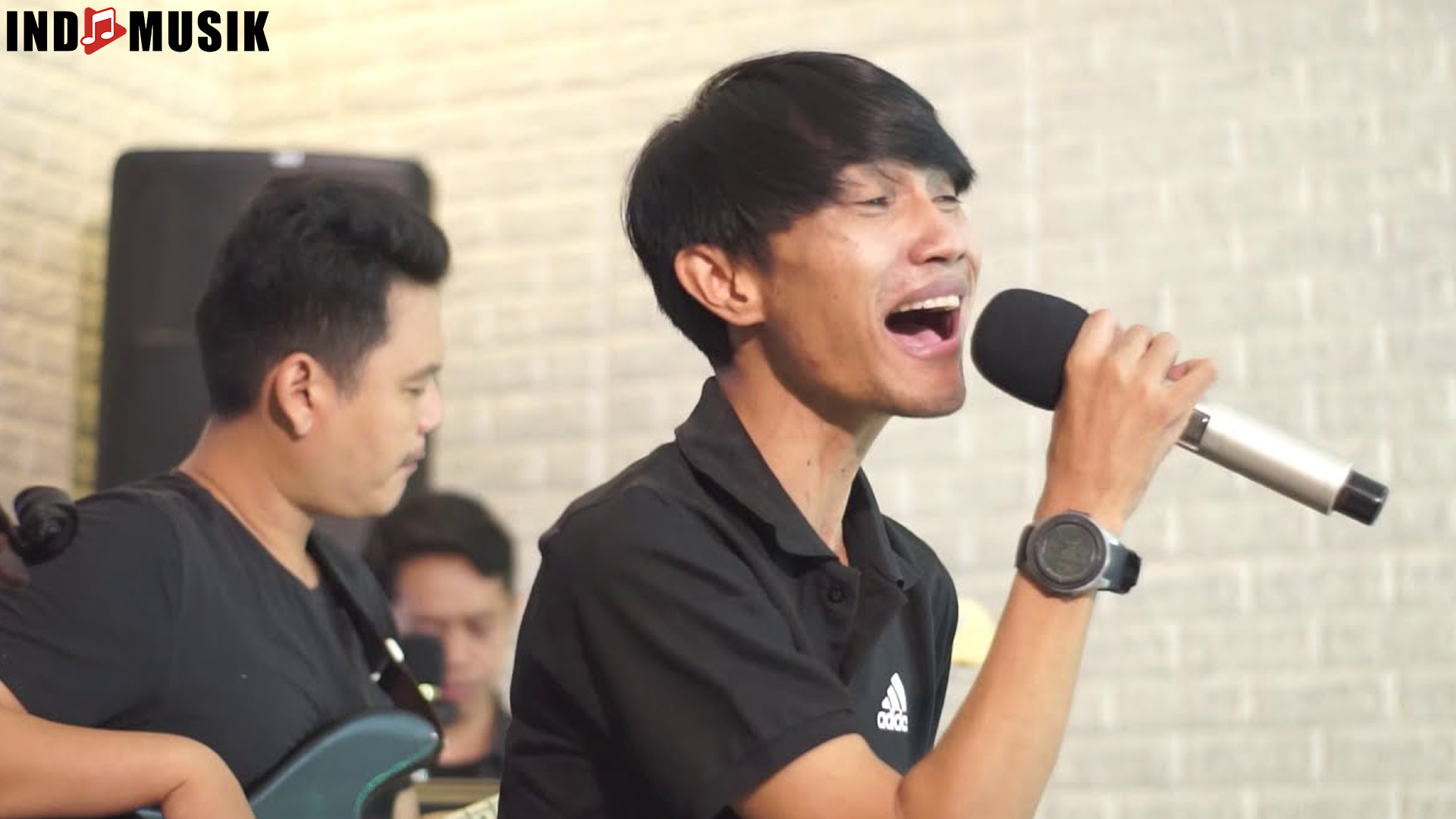 Penyanyi Mahkota Band dan 4 Lagu Ikonik yang Bikin Terkenal 4 Penyanyi Mahkota Band dan 4 Lagu Ikonik yang Bikin Terkenal