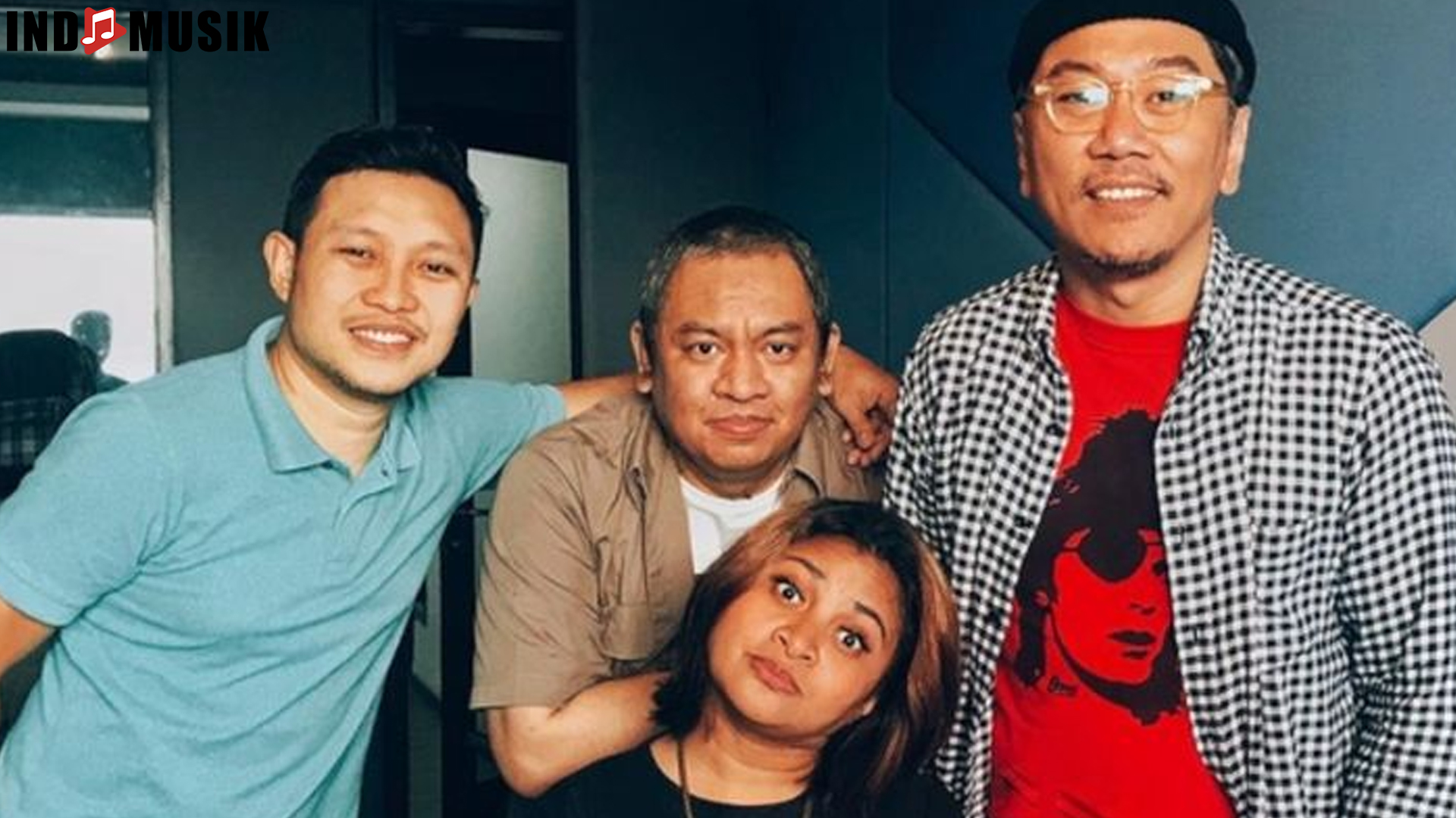 Vokal Bunglon Band: Dari Nada Lembut Hingga Menggelegar