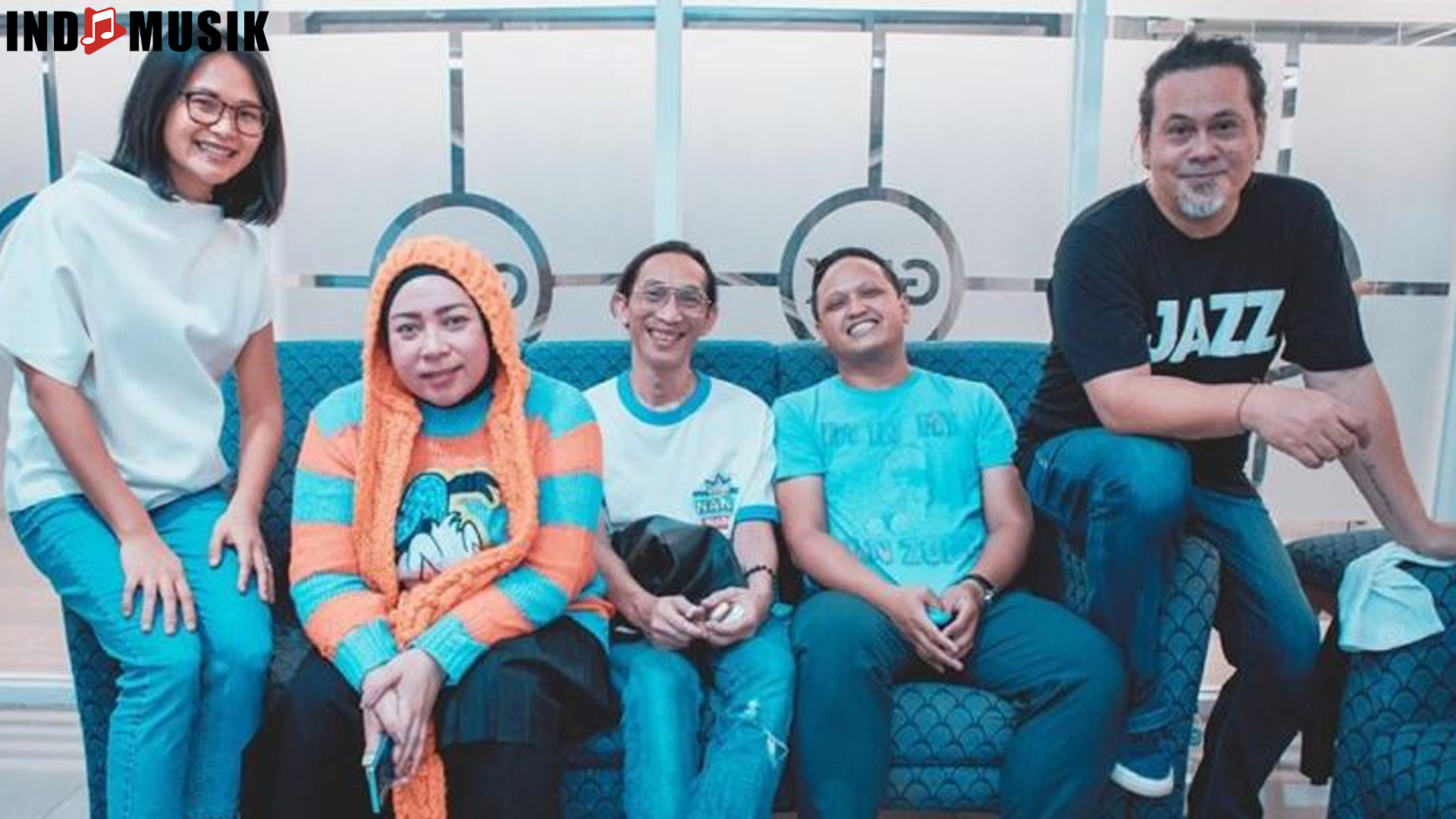 Potret Band dan 4 Momen Berkesan Bersama Sang Vokalis