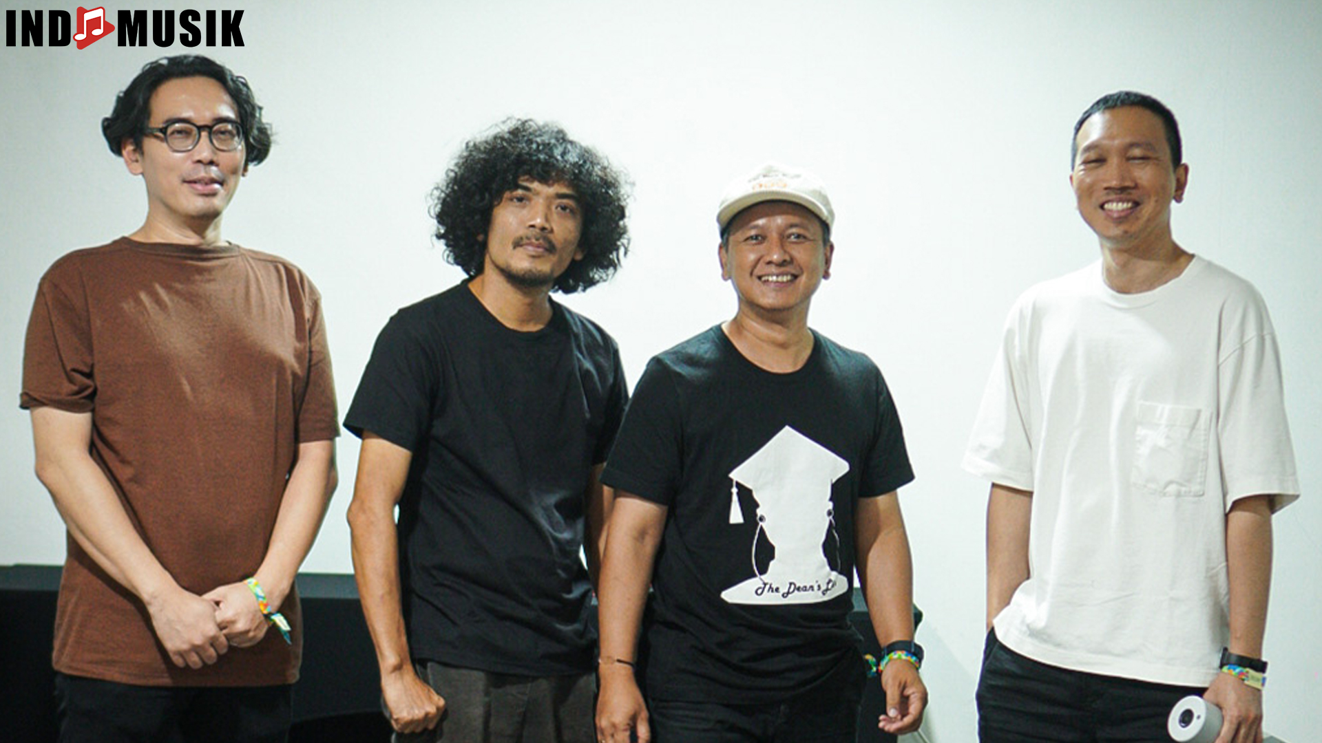 Efek Rumah Kaca: 3 Momen Vokalis yang Mengubah Musik