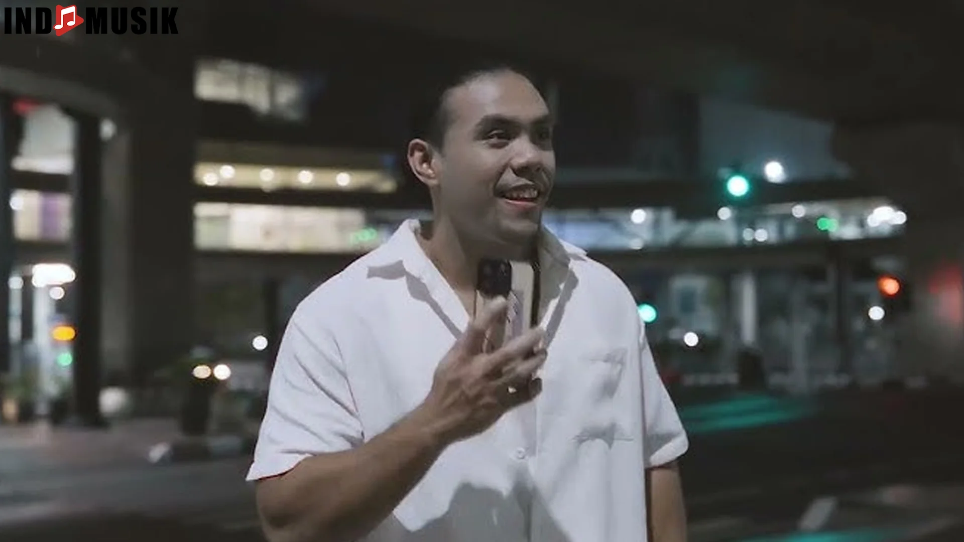 5 Lirik Eros Tjokro yang Bikin Lo Jatuh Cinta Gila-gilaan 2 5 Lirik Eros Tjokro yang Bikin Lo Jatuh Cinta Gila-gilaan