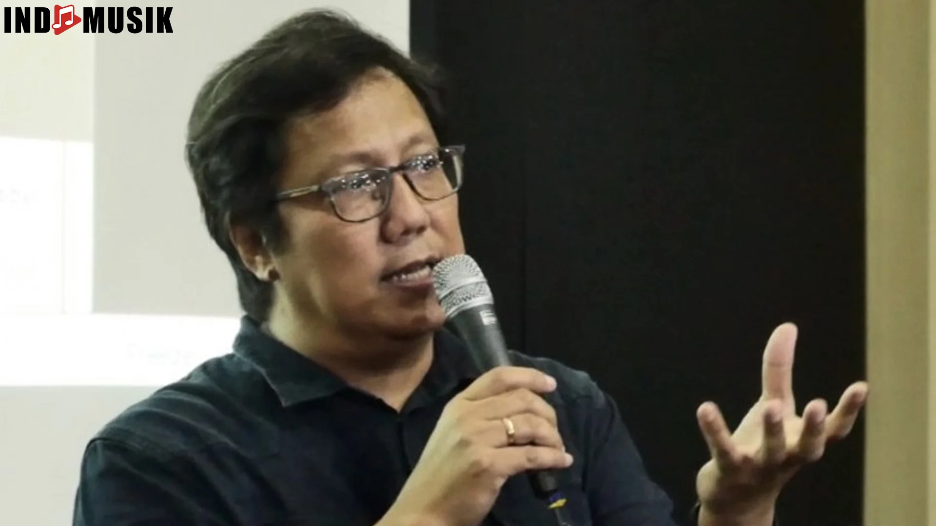 Penyanyi Erwin Gutawa dan 4 Momen Penuh Inspirasi dalam Kariernya 2 Penyanyi Erwin Gutawa dan 4 Momen Penuh Inspirasi dalam Kariernya