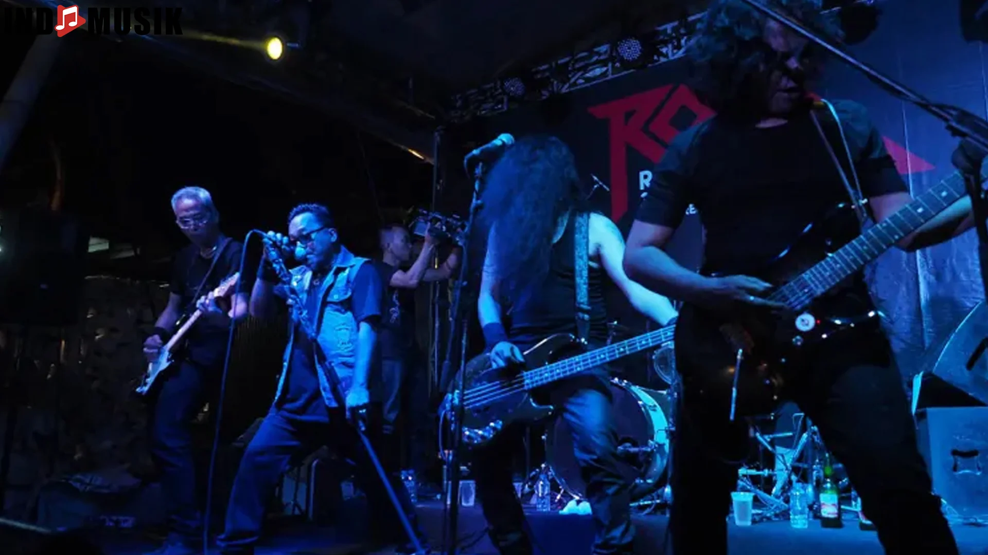 5 Fakta Menarik Penyanyi Roxx yang Bikin Fans Terpesona dan Penasaran 2 5 Fakta Menarik Penyanyi Roxx yang Bikin Fans Terpesona dan Penasaran