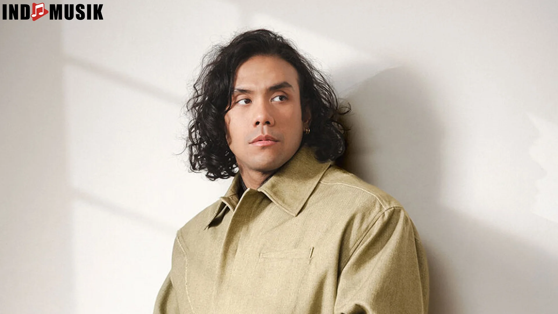 5 Lirik Eros Tjokro yang Bikin Lo Jatuh Cinta Gila-gilaan