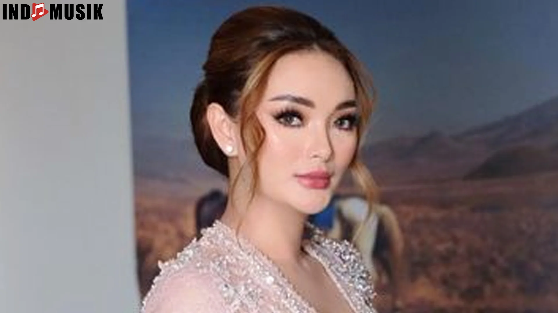 Zaskia Gotik 11 Tahun Berkibar Sebagai Ratu Panggung Dangdut Brutal